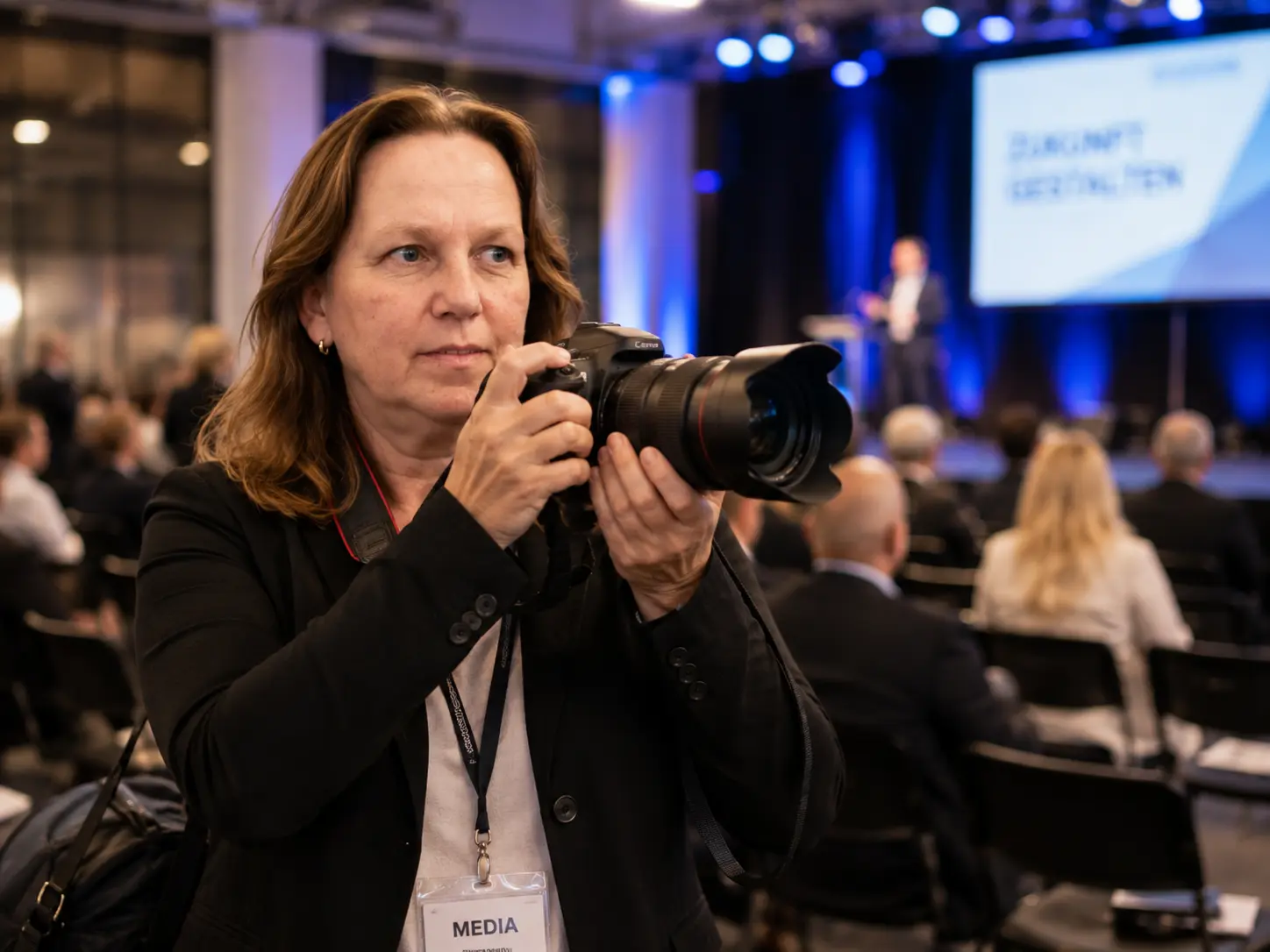 Heike Eschmann fotografiert bei einer Veranstaltung