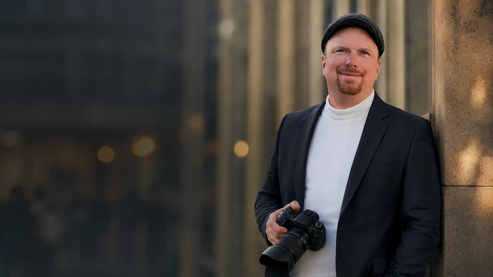 Markenvisualisierung von Markus Mitzschke als Pressefotograf vor urbaner Kulisse