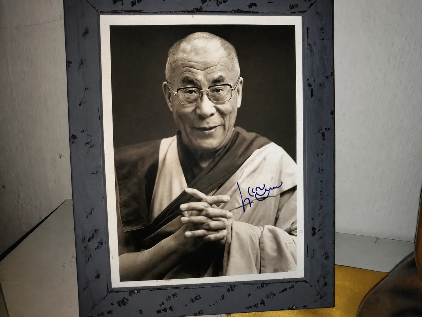 Signiertes Porträt des Dalai Lama